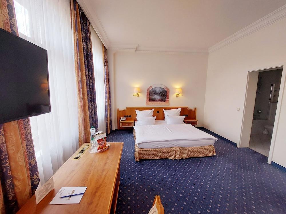 Hotel Bayerischer Hof Dresden Exterior photo